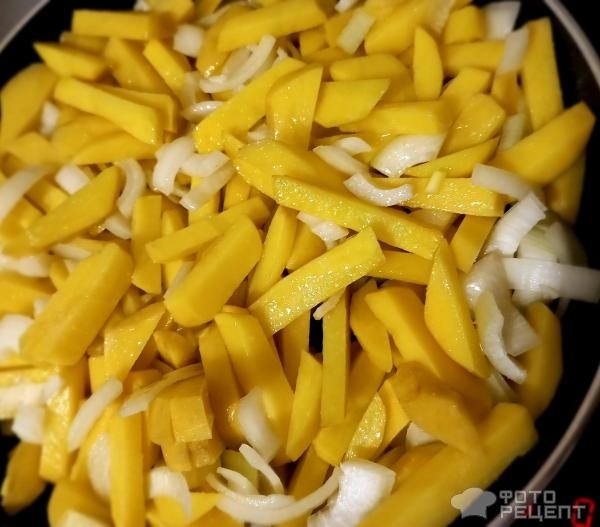 Рецепт: Картофель "Далекое детство" - Любимый с детства ужин - с сосисками, маринованной капустой и зеленым горошком