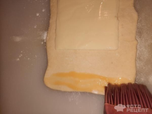 Рецепт: Сосисочки в слоенном тесте в духовке - с сыром внутри