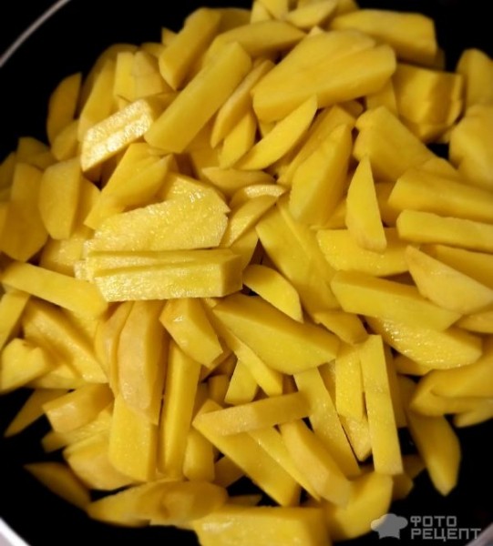 Рецепт: Картофель "Далекое детство" - Любимый с детства ужин - с сосисками, маринованной капустой и зеленым горошком