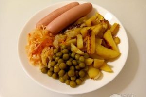 Рецепт: Картофель «Далекое детство» — Любимый с детства ужин — с сосисками, маринованной капустой и зеленым горошком