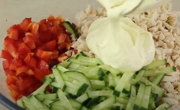 Необычайно вкусный салат: 10 минут и готово. Рецепт из простых продуктов