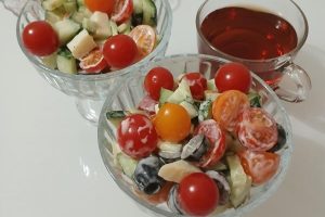 Рецепт: Порционный салат «Весенняя миниатюра» — Яркий весенний салатик с помидорами черри и маслинами в порционных салатниках.
