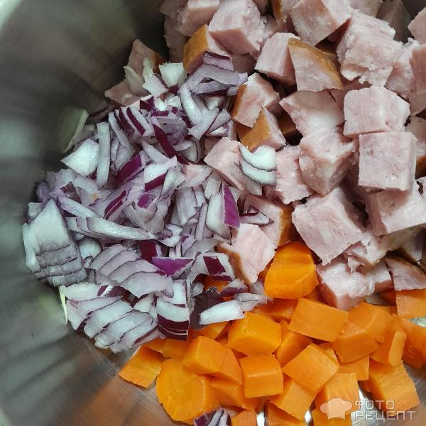 Рецепт: Салат "Фасоль с копченой колбасой" - Этот праздничный салат в Новый год съедают быстрее, чем знаменитый оливье!