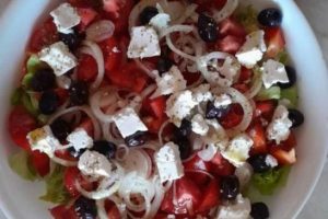 Рецепт: Овощной салат с сыром Фетакса — С болгарским перцем и орегано
