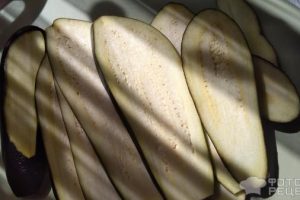 Рецепт: Рулетики из баклажан с творожным сыром и орехами — с чесноком