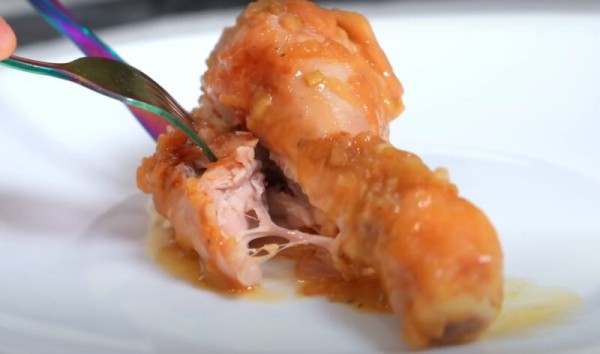 Золотистые куриные ножки в луковом соусе: слов нет, как вкусно. Курица по-еврейски