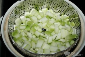 Рецепт: Салат с паровыми кабачками — хит осеннего сезона
