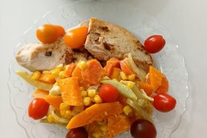 Рецепт: Теплый гарнир-салат из овощей — Гарнир-пятиминутка, очень быстро, полезно и вкусно, овощи с минимальной тепловой обработкой.
