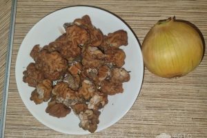 Рецепт: Жареные строчки — Первые весенние грибы у вас в тарелке