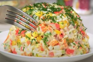 Крабовый салат «Классический». Как приготовить его правильно и вкусно: простой рецепт