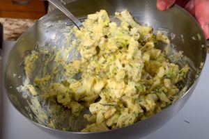 Рецепт потрясающего салата с яйцом. Покоряет сразу: необыкновенный вкус