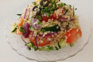 Рецепт: Турецкий салат «Кисир» — С булгуром и свежими овощами.
