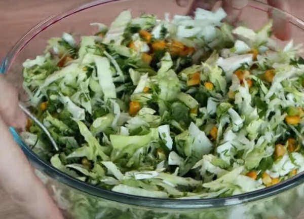 Все дело в заправке! Салат из молодой капусты на каждый день: вкусно и полезно