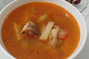 Рецепт: Томатный рыбный суп — С сайрой в томатном соусе и зеленым горошком, рыбное меню для поста.