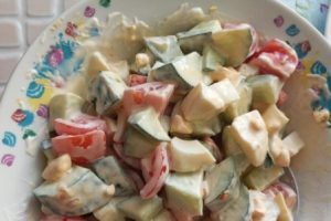 Рецепт: Салат огурец, помидоры черри, сыр, яйцо и майонез — Вкусный и сытный салат